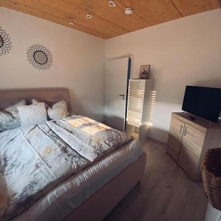 Zimmer M. Eigenem Bad Und Badewanne Direkt Am Wald Amoeneburg Екстер'єр фото