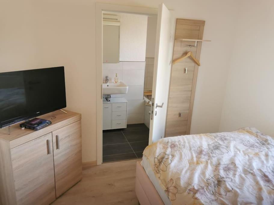 Zimmer M. Eigenem Bad Und Badewanne Direkt Am Wald Amoeneburg Екстер'єр фото